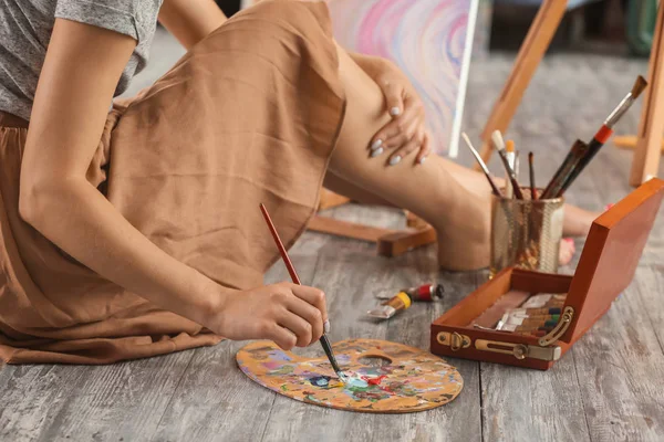 Artiste Féminine Peinture Tableau Dans Atelier — Photo