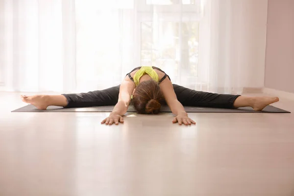 Ung Kvinna Som Utövar Yoga Inomhus — Stockfoto