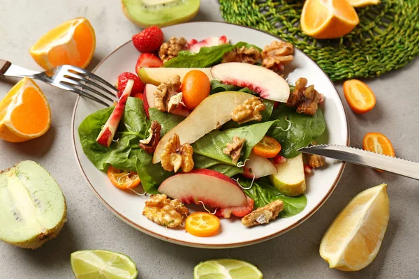 Deliziosa Insalata Fresca Con Noci Sul Piatto — Foto Stock