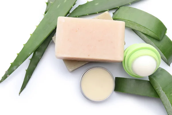 Kosmetika Aloe Řezu Bílém Pozadí — Stock fotografie