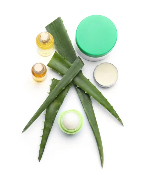 Kosmetické Produkty Čerstvou Aloe Bílém Pozadí — Stock fotografie