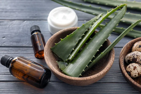 Čerstvé Aloe Listy Kosmetickými Výrobky Vejce Dřevěný Stůl — Stock fotografie