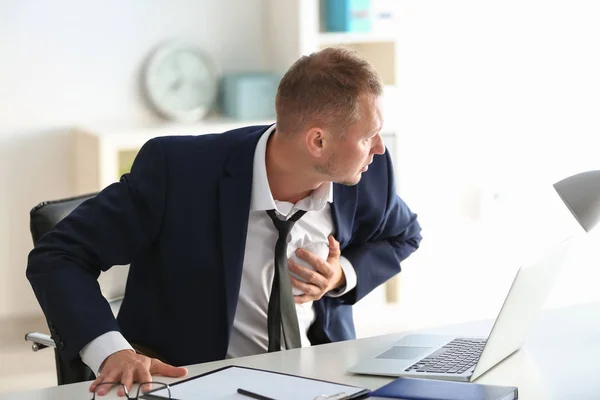 Hombre Teniendo Ataque Pánico Lugar Trabajo Oficina — Foto de Stock