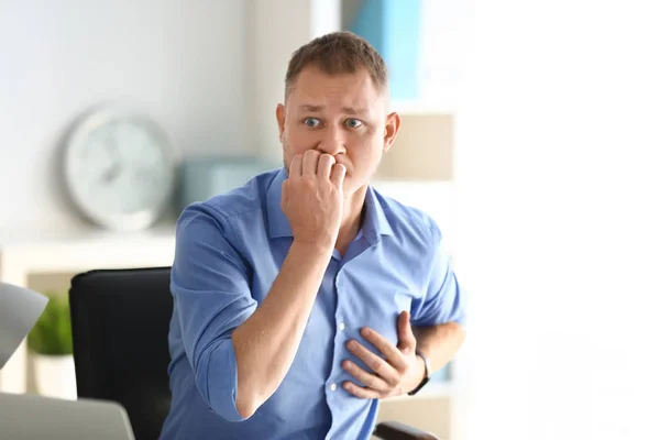 Hombre Teniendo Ataque Pánico Lugar Trabajo Oficina —  Fotos de Stock