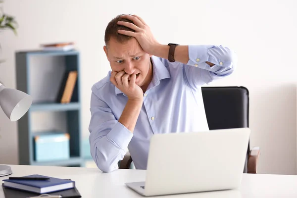 Man Met Paniekaanval Werkplek Kantoor — Stockfoto