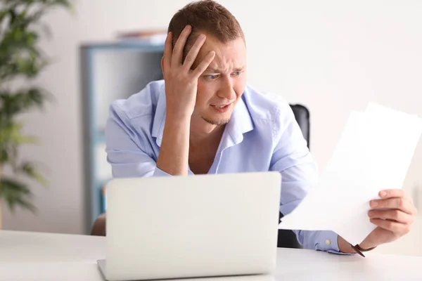 Hombre Teniendo Ataque Pánico Lugar Trabajo Oficina —  Fotos de Stock