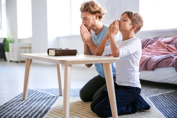 Father Son Praying Home — Stock Photo, Image