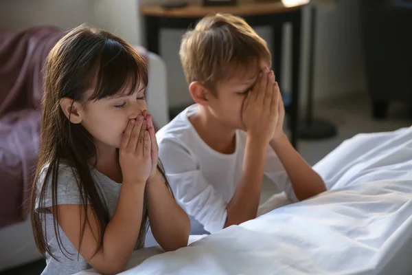 Crianças Bonitas Orando Perto Cama Casa — Fotografia de Stock