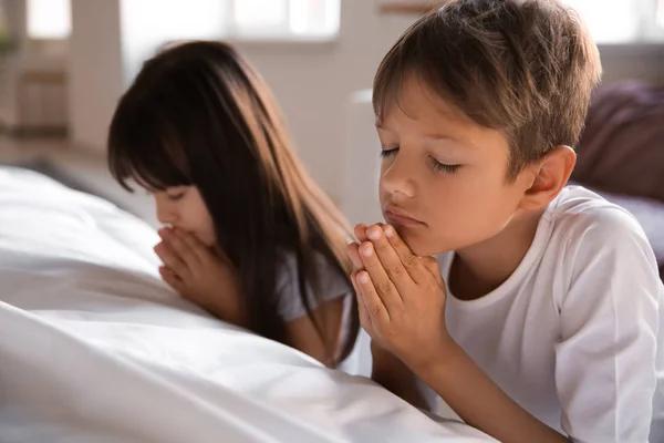 Lindos Niños Rezando Cerca Cama Casa — Foto de Stock