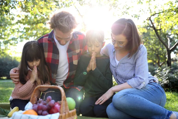 Family Praying Meal Park — Stock Photo, Image