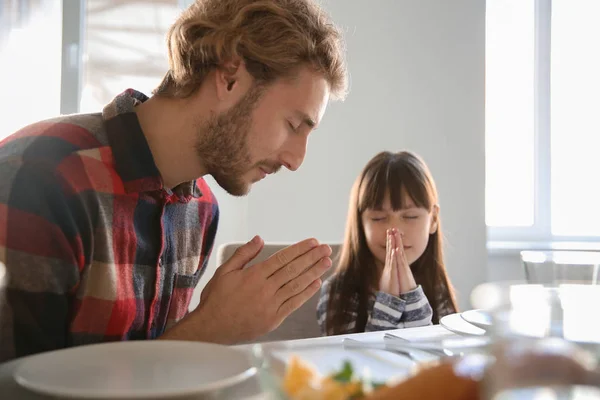 Батько Дочкою Молиться Перед Їжею Вдома — стокове фото