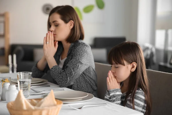 Mother Daughter Praying Meal Home — Stock Photo, Image
