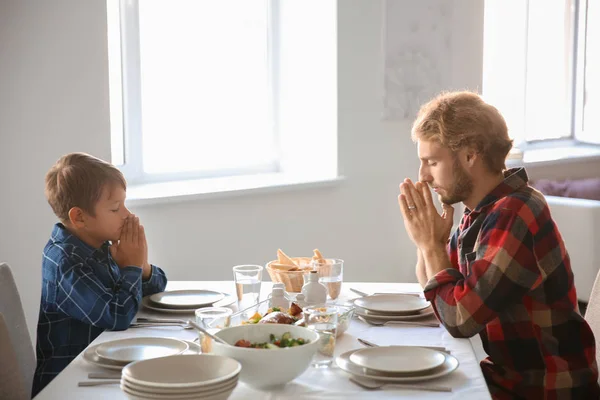 Батько Сином Молиться Перед Їжею Вдома — стокове фото