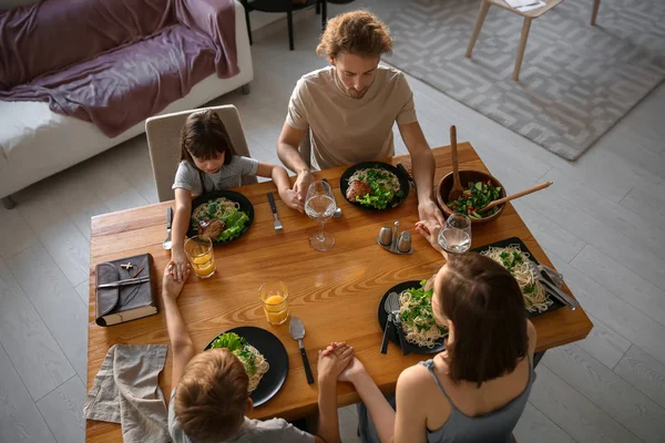 Family Praying Meal Home — Stock Photo, Image