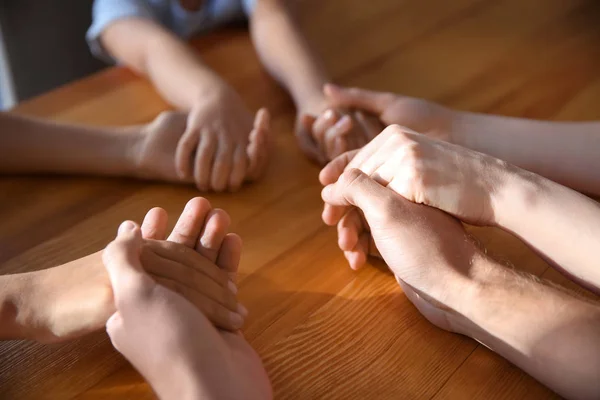 Familia Rezando Mesa Madera Primer Plano — Foto de Stock