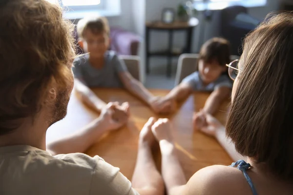 Familia Rezando Casa — Foto de Stock