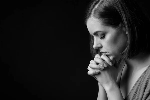 Dua Eden Kadın Koyu Arka Plan Üzerinde Siyah Beyaz Portre — Stok fotoğraf