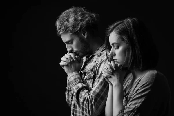 Young Praying Couple Dark Background — Stock Photo, Image