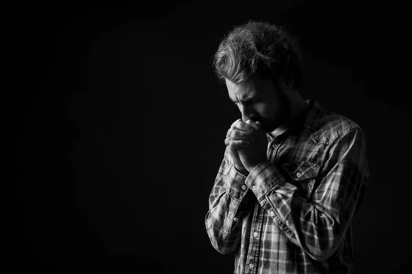 Portrait Noir Blanc Jeune Homme Prière Sur Fond Sombre — Photo