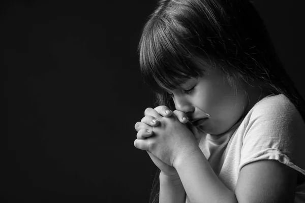 Ασπρόμαυρο Πορτρέτο Του Προσεύχεται Κορίτσι Σκούρο Φόντο — Φωτογραφία Αρχείου