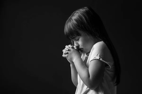 Preto Branco Retrato Oração Menina Escuro Fundo — Fotografia de Stock