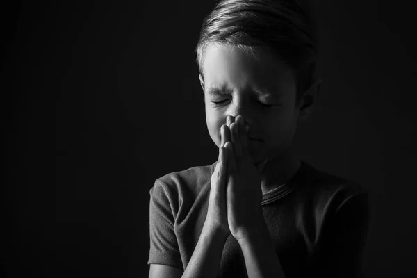 Preto Branco Retrato Oração Menino Escuro Fundo — Fotografia de Stock