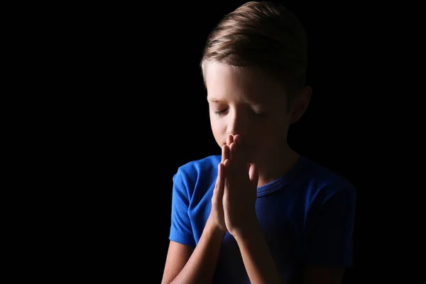 暗い背景に祈る少年の肖像画 — ストック写真