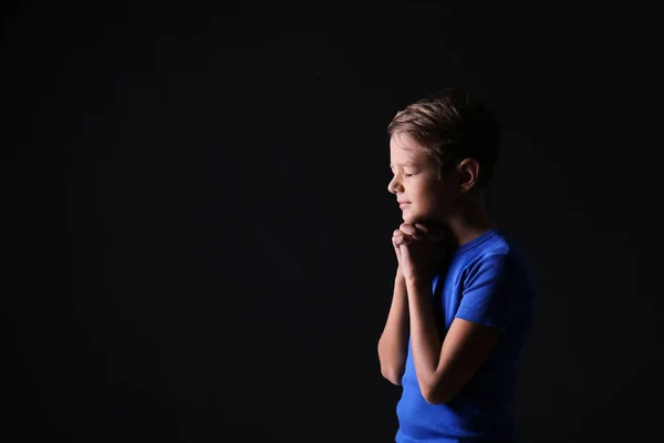 Portretul Băiatului Care Roagă Fundal Întunecat — Fotografie, imagine de stoc