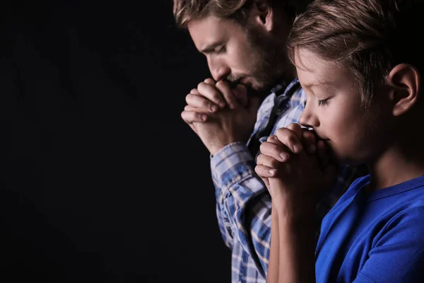 Padre Hijo Rezando Sobre Fondo Oscuro — Foto de Stock