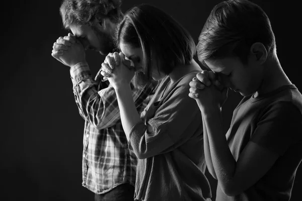 Rugăciune Familie Fundal Întunecat — Fotografie, imagine de stoc