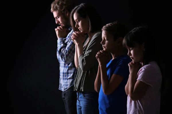 Aile Koyu Arka Plan Üzerinde Dua — Stok fotoğraf