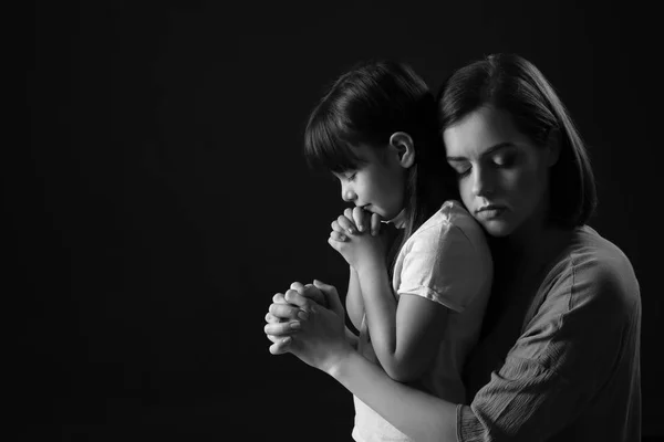Anne Kızı Koyu Arka Plan Üzerinde Dua — Stok fotoğraf