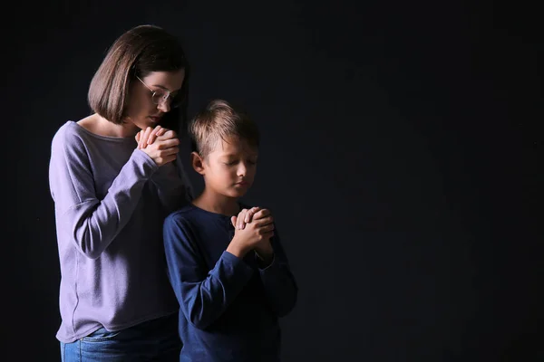 Orando Mãe Filho Fundo Escuro — Fotografia de Stock