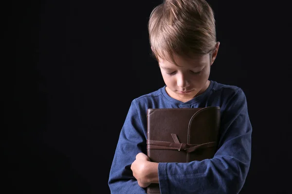 Retrato Niño Rezando Con Biblia Sobre Fondo Oscuro — Foto de Stock