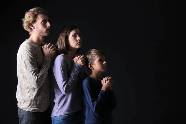Молящаяся Семья Тёмном Фоне — стоковое фото
