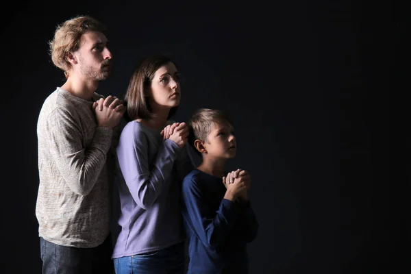 Pregando Famiglia Sfondo Scuro — Foto Stock