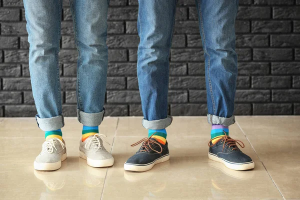 Pareja Gay Con Calcetines Coloridos Interiores — Foto de Stock