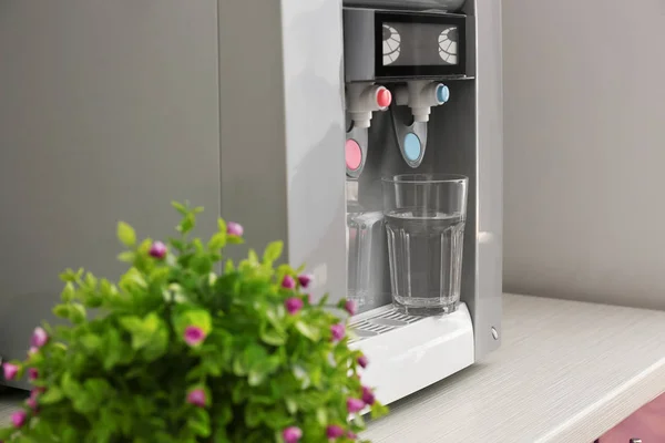 Moderno Refrigerador Agua Con Vidrio Mesa Cocina —  Fotos de Stock