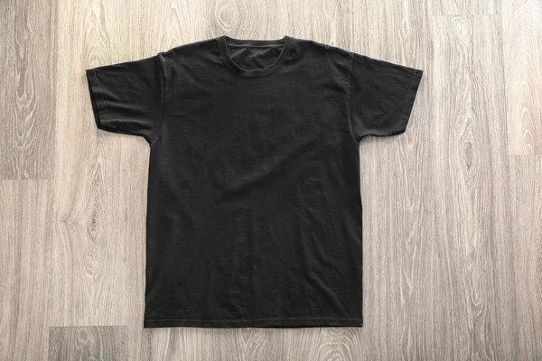 Camiseta Negra Blanco Sobre Fondo Madera — Foto de Stock