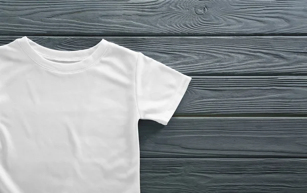 Λευκό Λευκό Shirt Ξύλινο Φόντο — Φωτογραφία Αρχείου