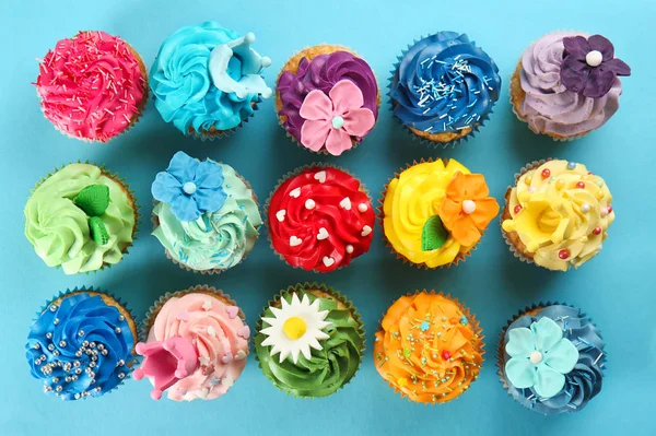Deliciosos Cupcakes Sobre Fondo Color — Foto de Stock