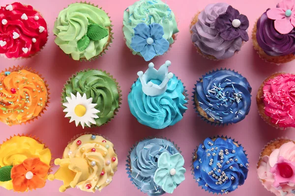 Deliziosi Cupcake Sfondo Colore — Foto Stock