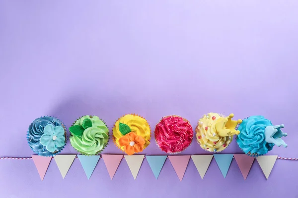 Délicieux Cupcakes Avec Décor Fête Sur Fond Couleur — Photo