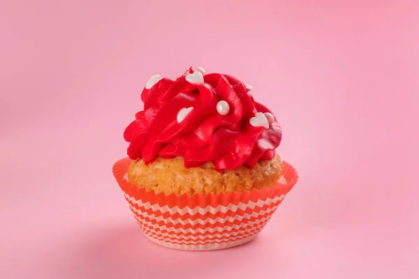 色の背景においしいカップケーキ — ストック写真