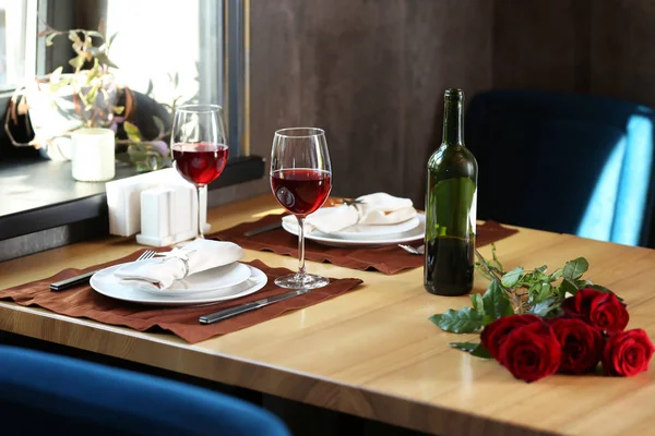 테이블은 레스토랑에서 낭만적인 데이트에 — 스톡 사진