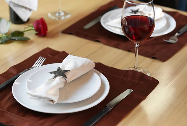 테이블은 레스토랑에서 낭만적인 데이트에 — 스톡 사진