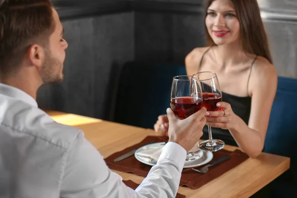 Liebespaar Mit Weingläsern Restaurant Bei Romantischem Date — Stockfoto