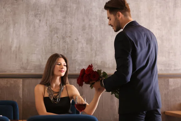Чоловік Дарує Троянди Своїй Дівчині Романтичне Побачення Ресторані — стокове фото