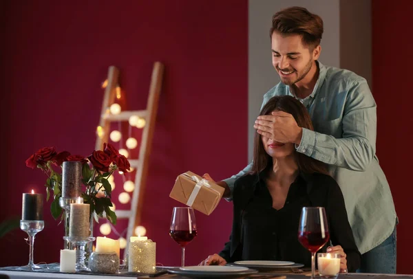 Homem Com Caixa Presente Cobrindo Olhos Sua Namorada Restaurante — Fotografia de Stock