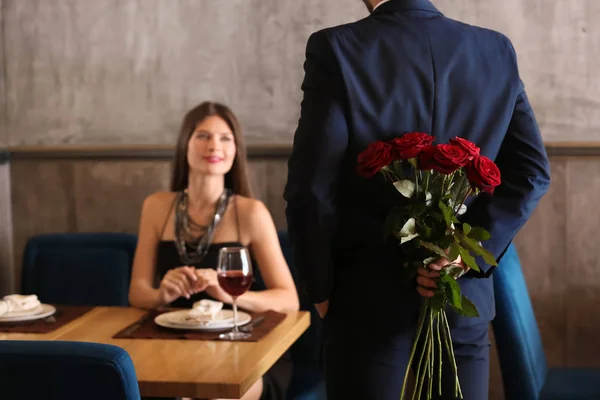 Чоловік Ховає Букет Красивих Троянд Своєї Дівчини Позаду Ресторані — стокове фото